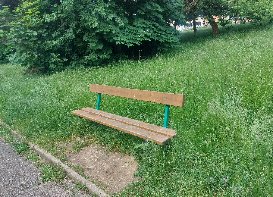 Nebezpečná, rozviklaná lavička