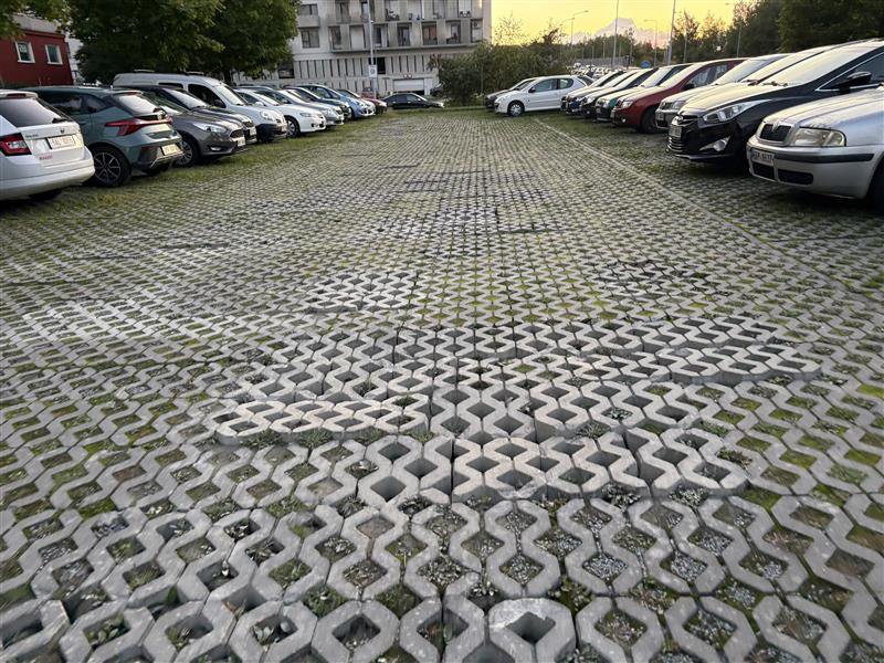 Parkovací plocha v havarijním stavu