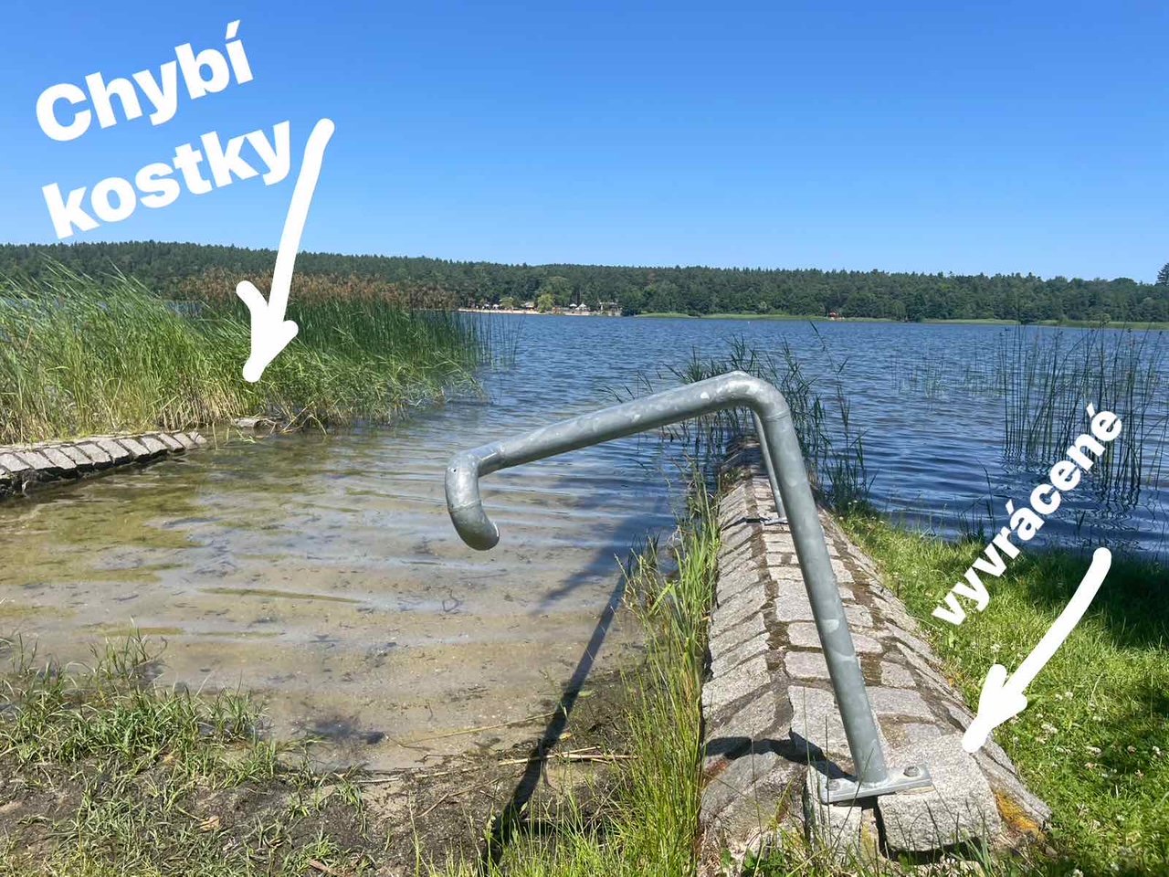 VYVRÁCENÉ ZÁBRADLÍ, CHYBĚJÍCÍ KOSTKY VE VSTUPU DO